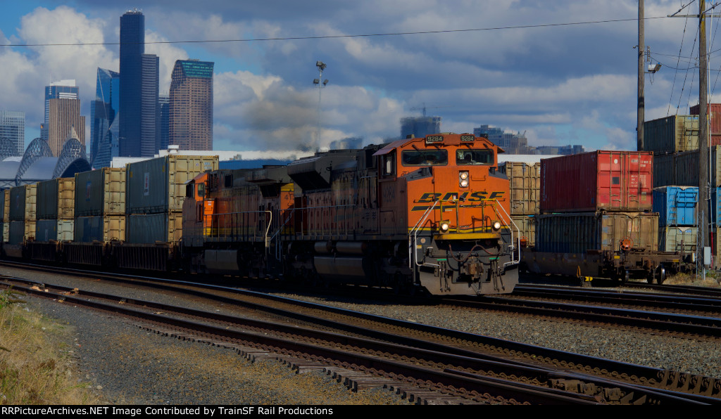 BNSF 9284 Leads the EVEROO